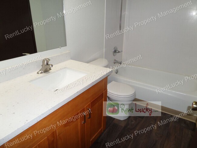 Building Photo - Lee-Federal Way Duplex