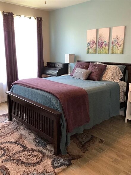 Master Bdrm/Queen - 9401 Privet Dr