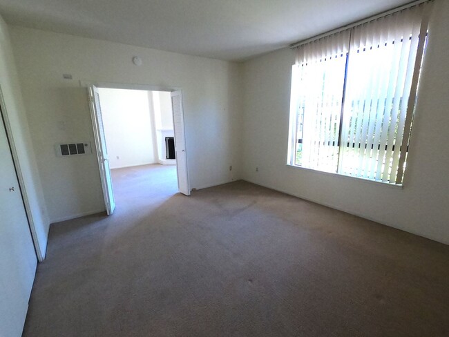 Building Photo - LARGE ONE BEDROOM END UNIT CONDO IN SHELTE...