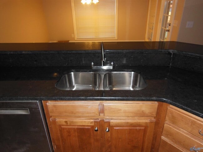 Building Photo - 2604 Little Cove Rd