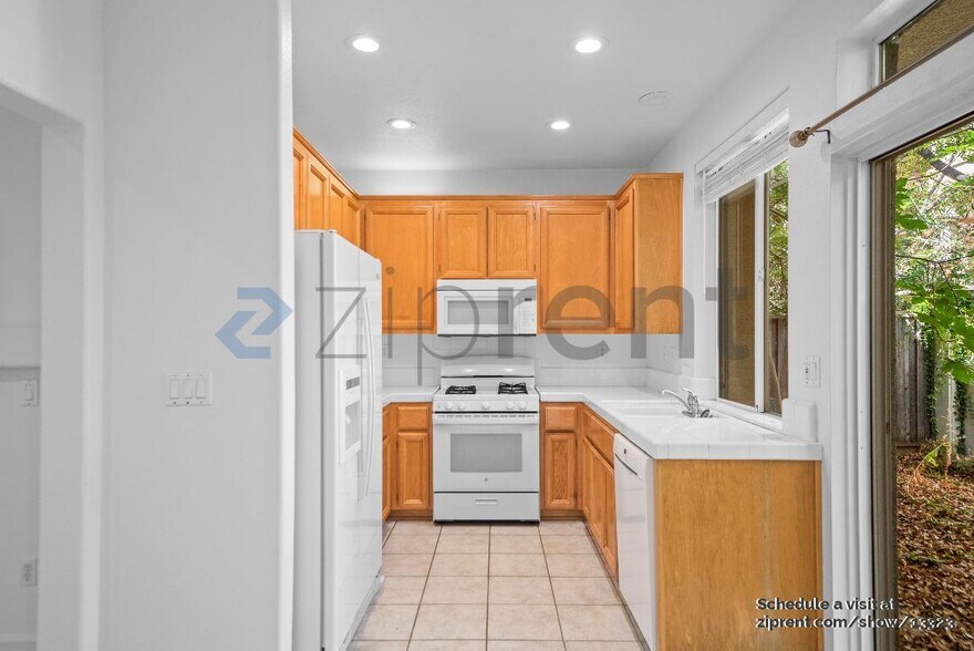 Building Photo - 343 Oleander Dr