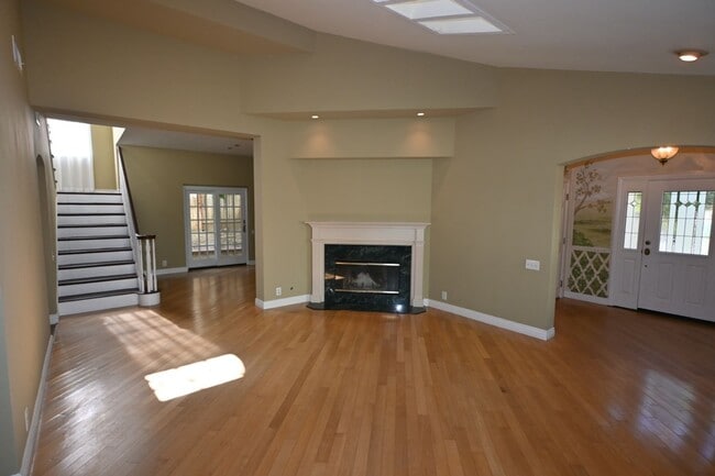 Building Photo - Beautiful Mission Viejo 5 bedroom 2.5 bathroom plus den home