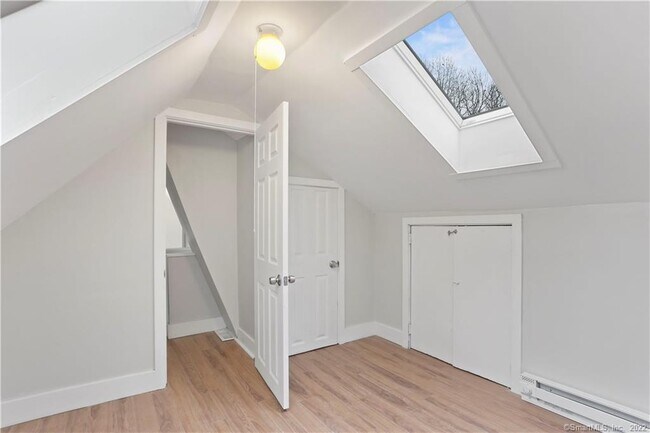 Building Photo - 393 Huntington St