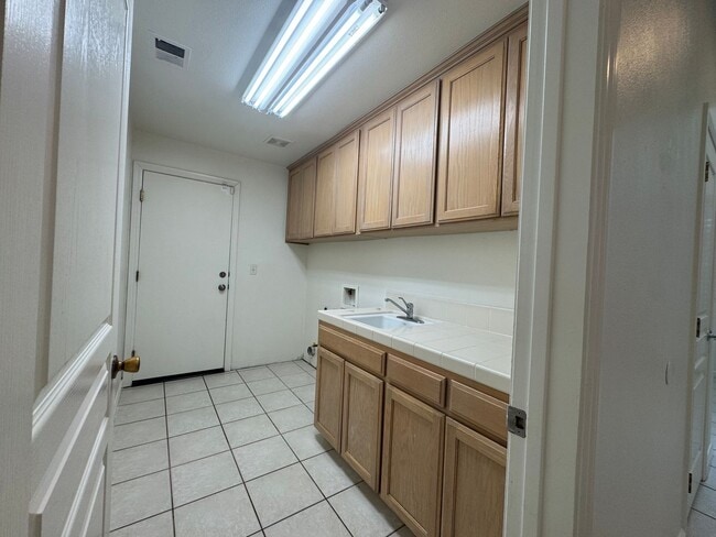 Building Photo - 5781 E Kaviland Ave