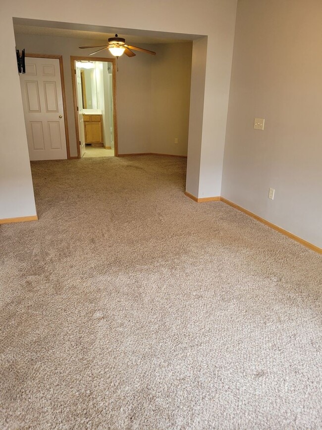 Building Photo - Middle Unit Townhouse