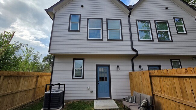 Building Photo - 8113 Miley St