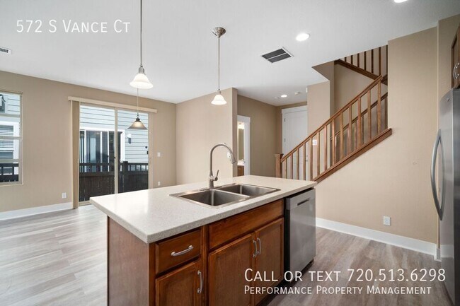 Building Photo - 572 S Vance St