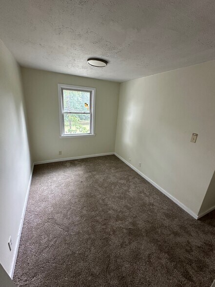 Building Photo - 445 Cedar Dr