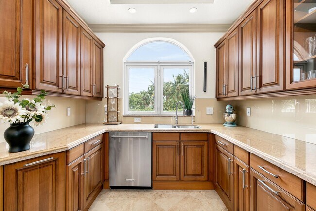 Building Photo - 900 Hillsboro Mile