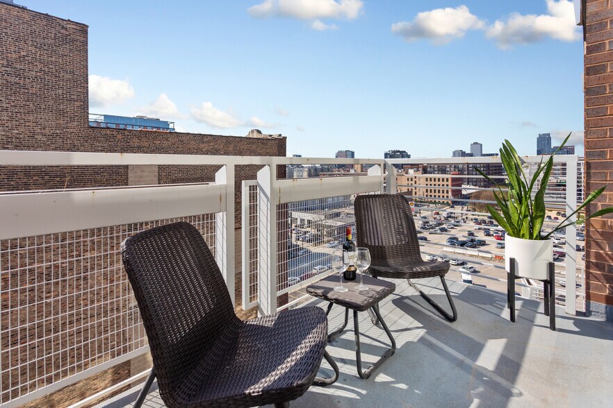 Balcony - 933 W Van Buren St
