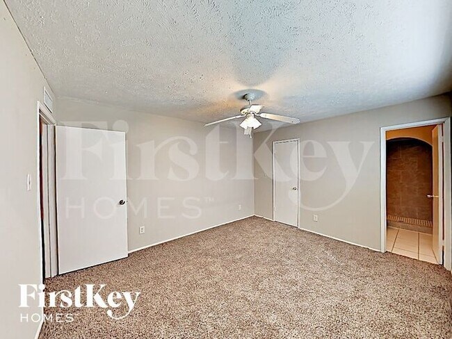 Building Photo - 2211 Fairgreen Dr