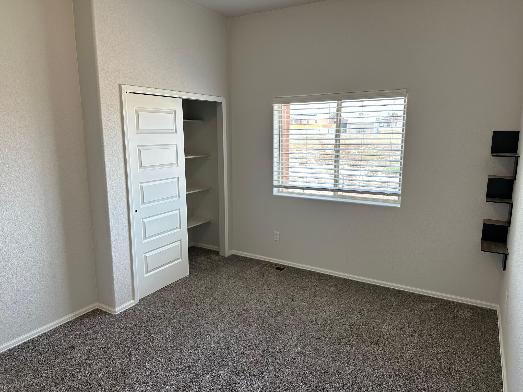 Building Photo - 1343 N Dailey Dr