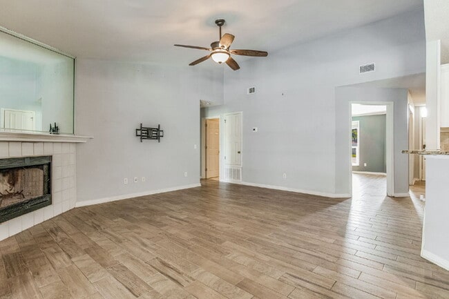 Building Photo - Welcome to your dream home! This stunning 4-bedroom, 3-bathroom residence is perfectly situated n...