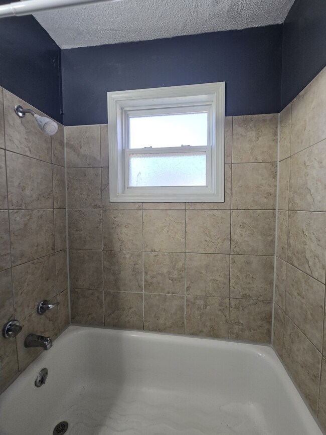 Building Photo - 1332 N Erie St