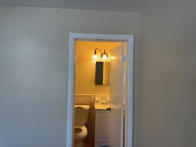 Building Photo - Spacious 2 Bedroom