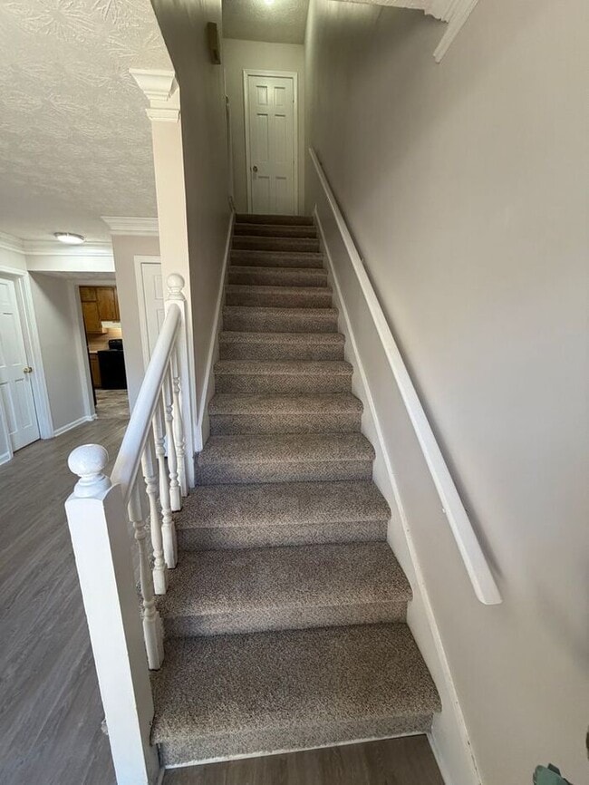 Building Photo - Beautiful 2 bedroom 1.5 bath town home!