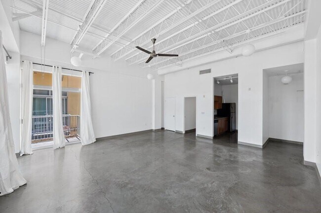 Building Photo - 2401 E 6th St
