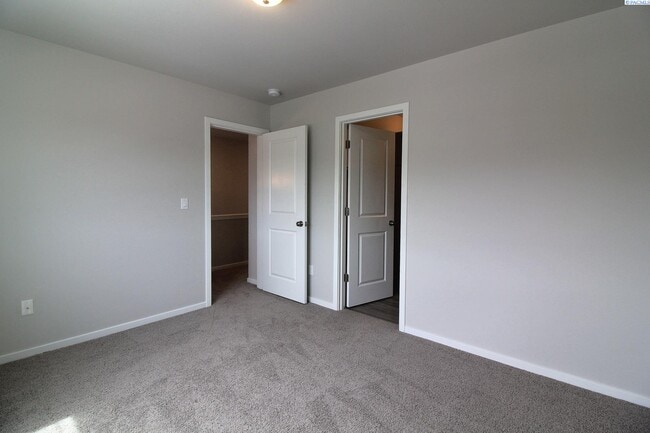 Building Photo - 3 bed/2 bath West Pasco Townhouse