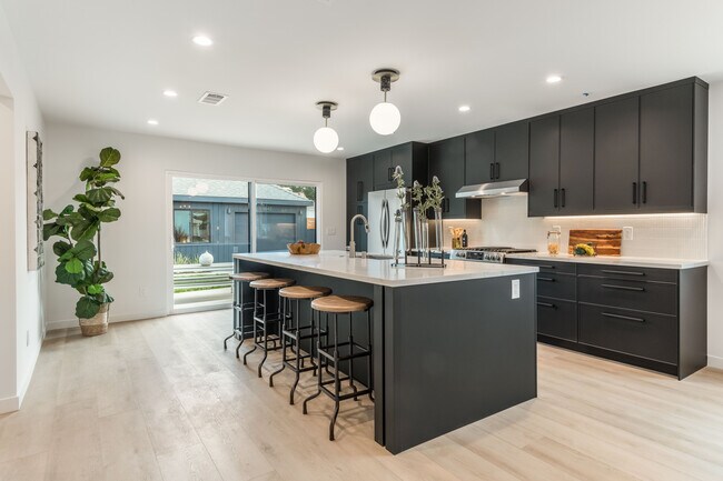 Building Photo - 3840 Somerset Dr