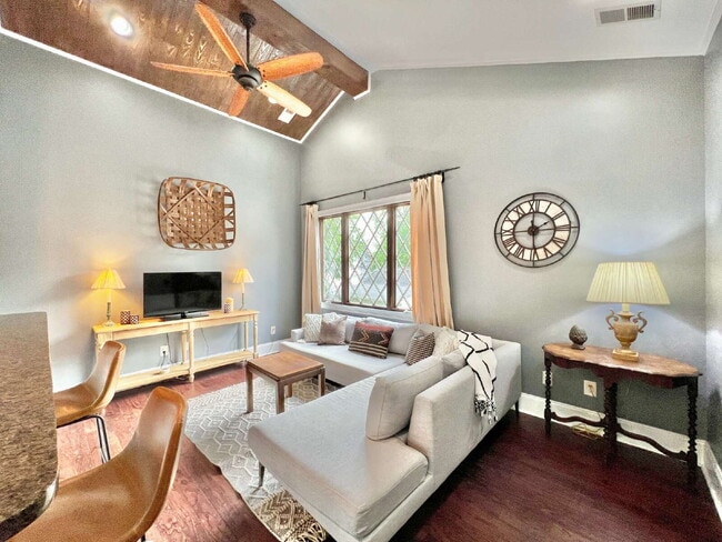 Building Photo - 1 Bed Apartment with TWO CAR GARAGE!