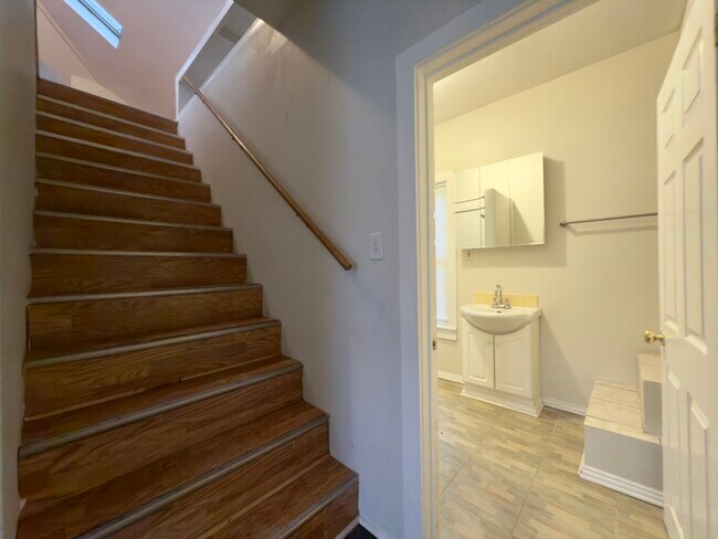 Building Photo - 1200 Ada St