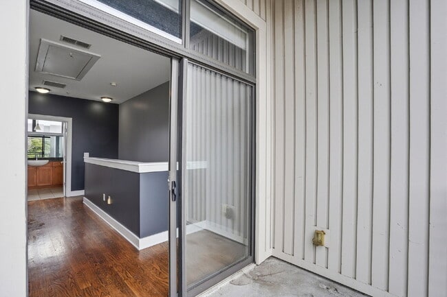 Building Photo - Modern Multi-Level 2BR Retreat with Garage Near Uptown Charlotte