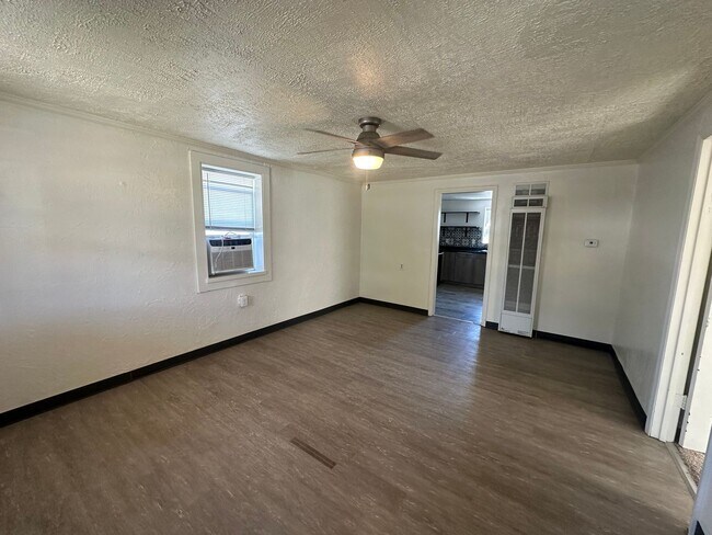 Building Photo - Attached one car garage! Pet Friendly!