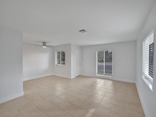 Building Photo - 831 SW 14th St