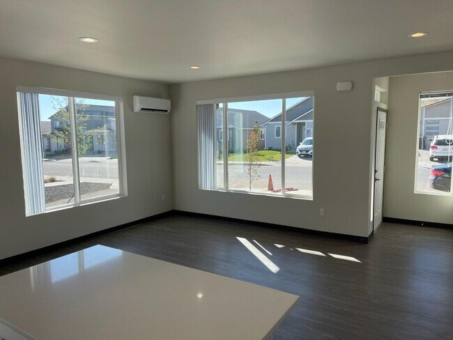 Building Photo - Modern design 3-bed, 2.5-bath duplex available