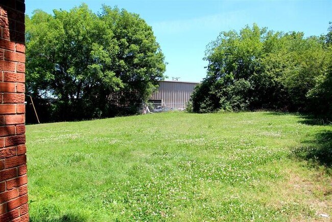 Building Photo - Rivergate Mall!! 3 Bedrooms / 1 Bathroom Renovated!