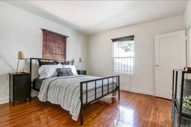 Master bdrm - 2338 N Cahuenga Blvd