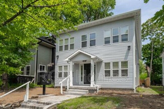 Building Photo - 2831 N Kenwood Ave