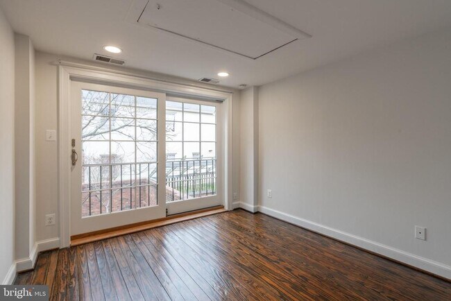 Building Photo - 511 Wilkes St