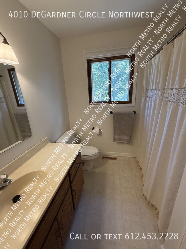 Building Photo - 4010 DeGardner Cir NW