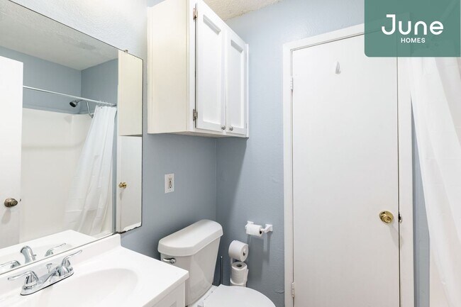 Building Photo - Queen room in 3-bed/1.5-bath Home