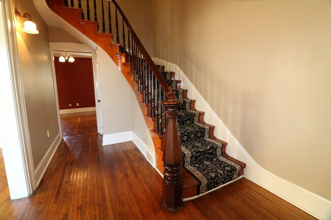 Building Photo - 1319 E 12th St