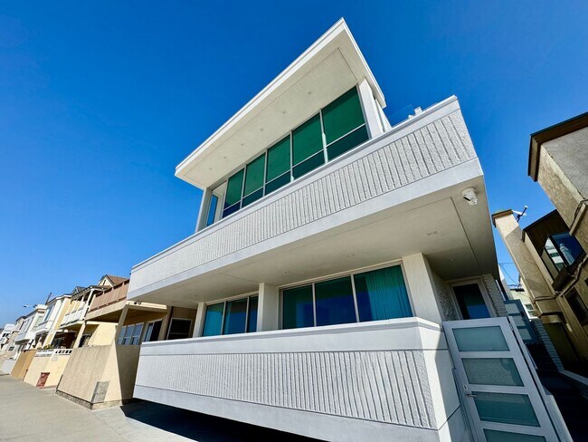 Building Photo - Stunning Ocean Front Location