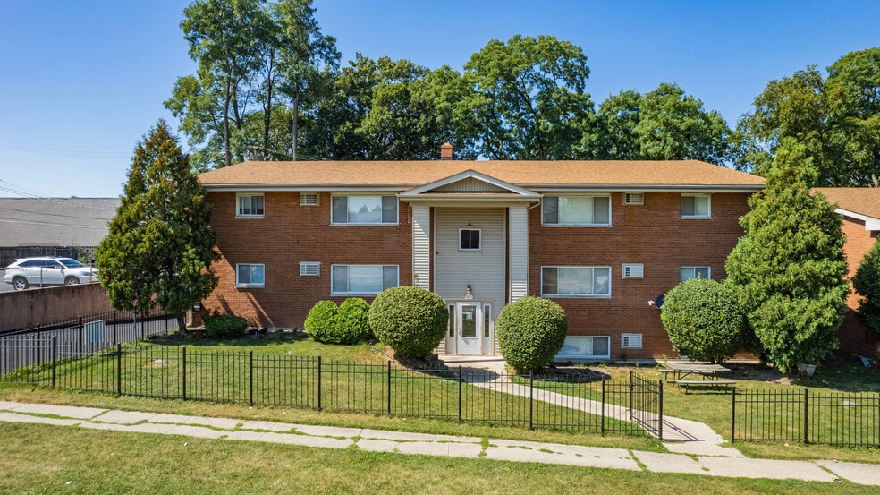 Primary Photo - Lakeland Apartments ::OPEN HOUSE::