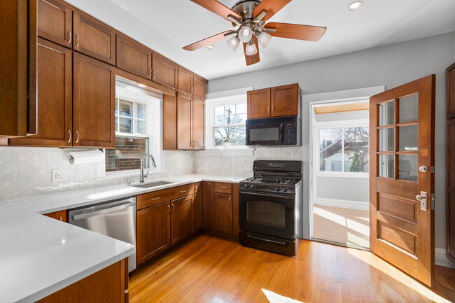 Building Photo - 5504 Itaska St