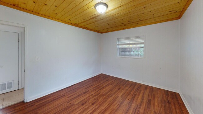 Building Photo - "Charming 3-Bedroom Home with Gleaming Hardwood Floors and 3 Full Baths on Camelot Rd, Jacksonvil...