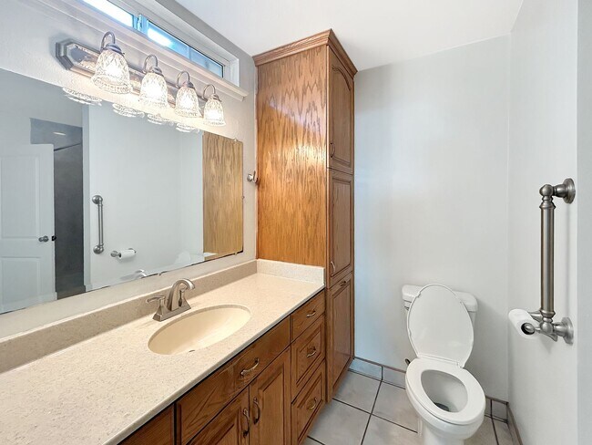Building Photo - Beautiful 4BD/2BA W/ Attached Garage in Cl...