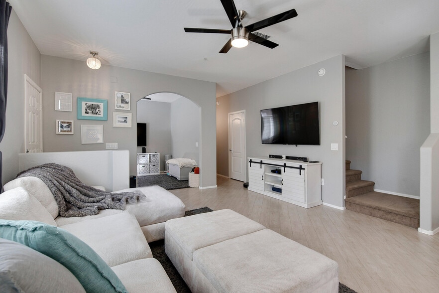 Family Room - 2250 E Deer Valley Rd