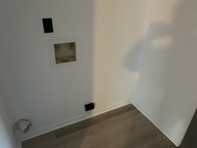 Building Photo - NEWLY RENOVATED Ground Level Apartment in ...