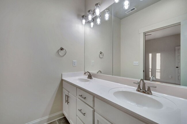 Building Photo - Modern Living in Downtown Nashville!