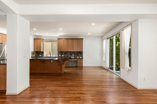 Building Photo - Elegant Redmond Retreat | 4 Bed + 2 Offices | Prime Cul-de-Sac Location