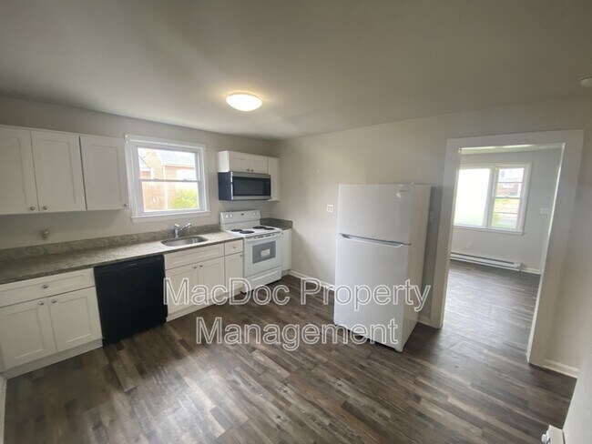 Building Photo - 1500 Airport Ave