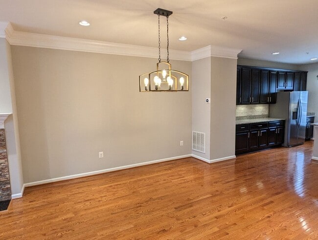 Building Photo - Gorgeous 3 level townhouse in North Potoma...