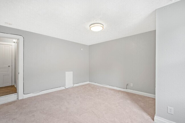 Building Photo - 831 Hall St