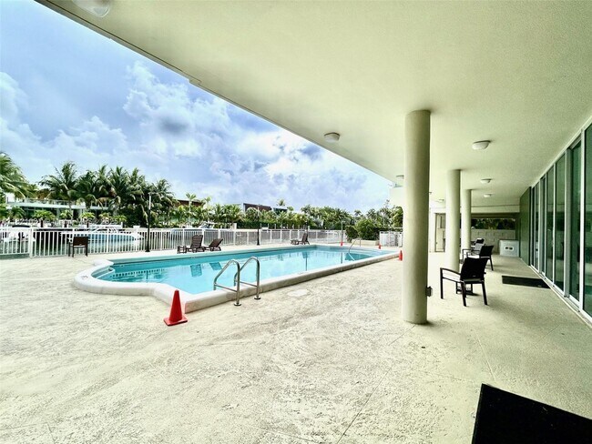 Building Photo - 9500 W Bay Harbor Dr