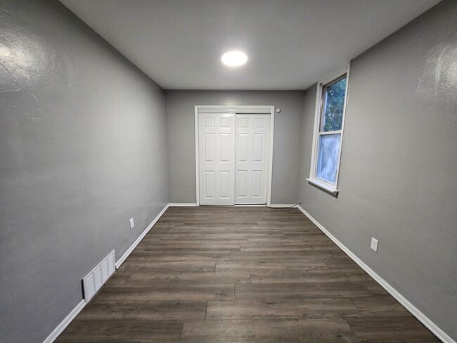 Building Photo - Small 2 bedroom 1 bath apartment for rent!